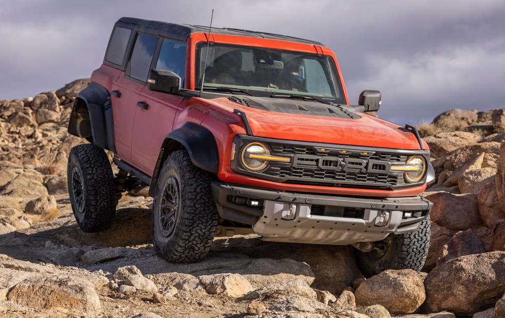 Ford Bronco Raptor é concorrente direto do Jeep Wrangler Rubicon — Foto: Divulgação
