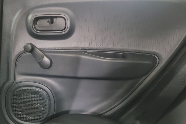 Fiat Mobi Like 2025 - acabamento porta traseira