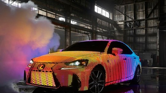 Lexus IS F-Sport ganha "versão especial" coberta por 41.999 leds