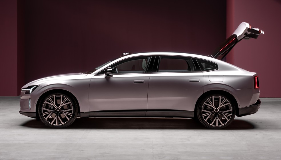 Volvo ES90 tem 5 metros cravados de comprimento — Foto: Volvo/Divulgação