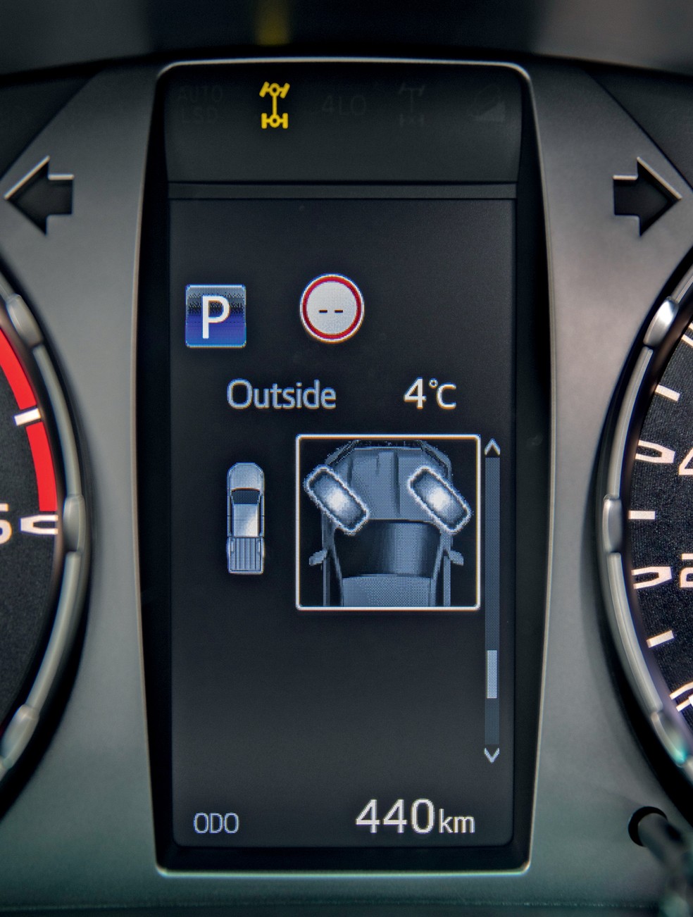 A nova tela no quadro de instrumentos pode indicar o ângulo das rodas dianteiras, recurso útil no off-road — Foto: Divulgação