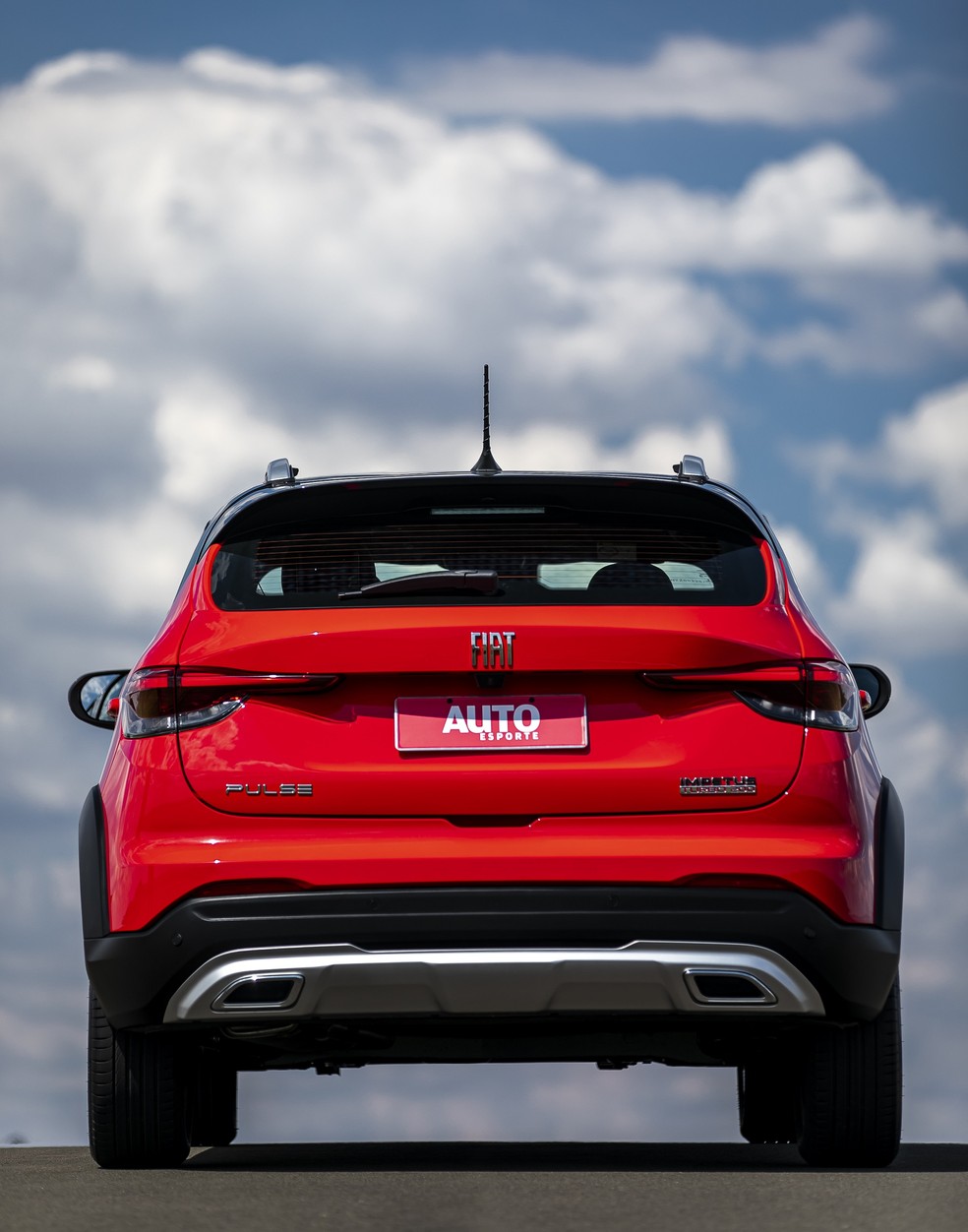 A tampa do porta-malas é nova e a Fiat diz que são 370 litros de capacidade. Porém o método de aferição não é o mais usado — Foto: Christian Castanho/Auto News Brasil