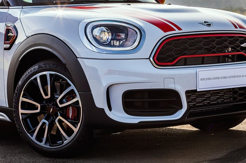 Emblemas, para-choque esportivo e outros detalhes: JCW por toda a parte (Foto: Divulgação) — Foto: Auto Esporte