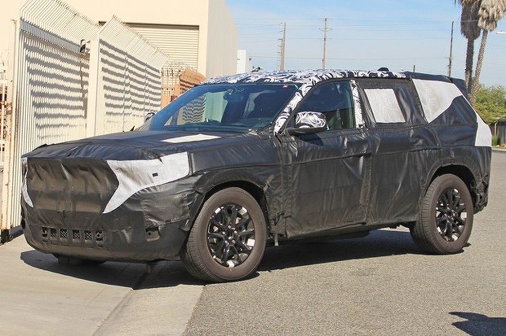 Nova geração do Jeep Grand Cherokee começou testes de rua (Foto: AutoMedia/Auto News Brasil) — Foto: Auto Esporte