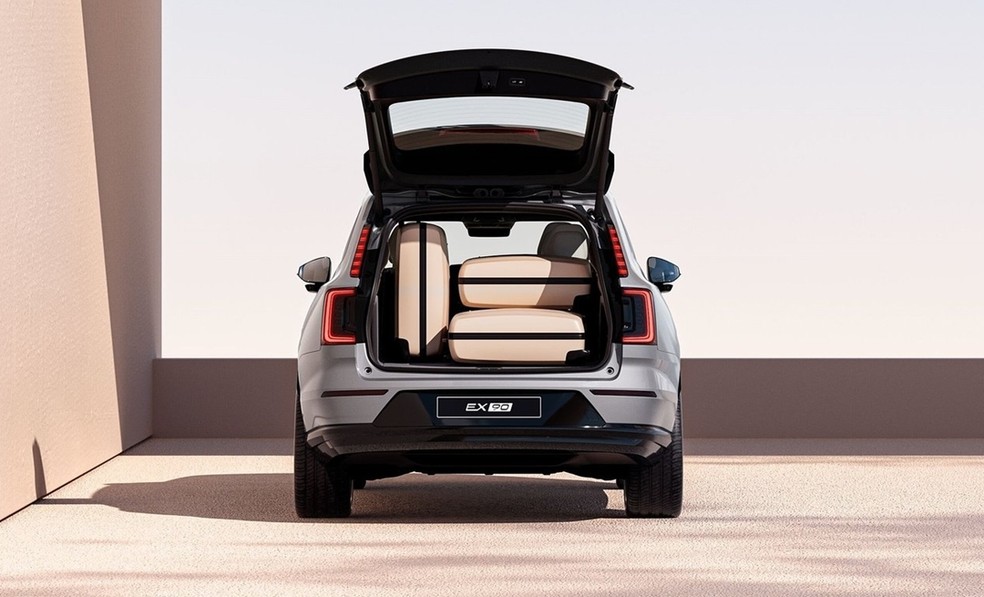 Volvo EX90 leva 655 litros no porta-malas com a terceira fileira rebatida — Foto: Divulgação 