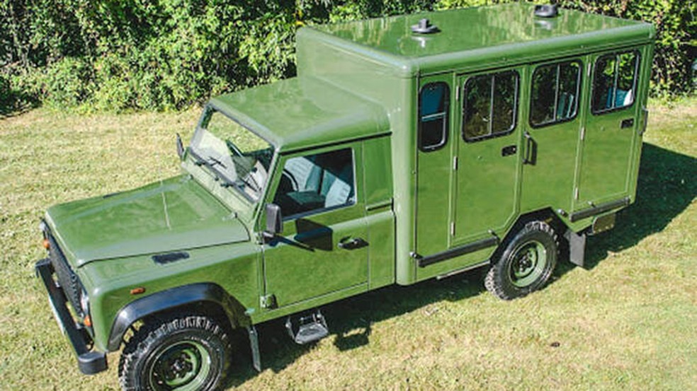 Land Rover Defender 130 Gun Bus — Foto: Reprodução: Facebook