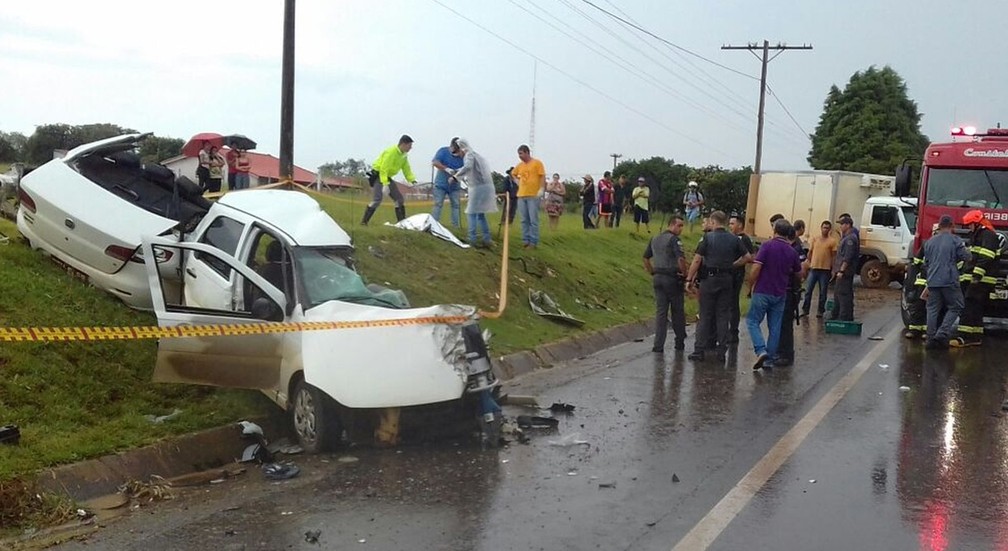 Fiat Siena ficou partido ao meio com o impacto da batida em rodovia de Guareí, no interior de São Paulo, na última segunda-feira (26) — Foto: Arquivo pessoal