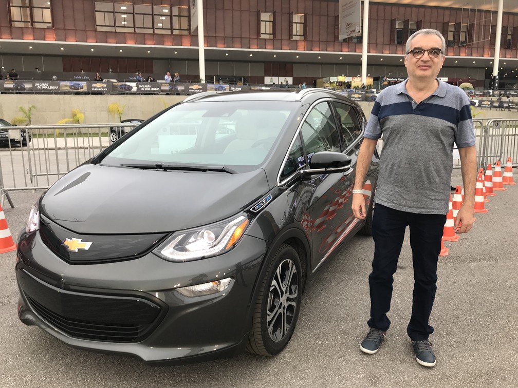 O corretor de seguros Glaucio Moura experimentou o Chevrolet Bolt — Foto: André Paixão/G1