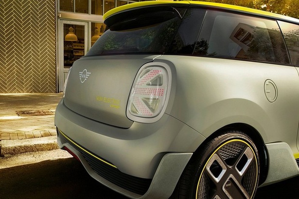 Lanternas reproduzem bandeira da Inglaterra com leds (Foto: Divulgação) — Foto: Auto Esporte