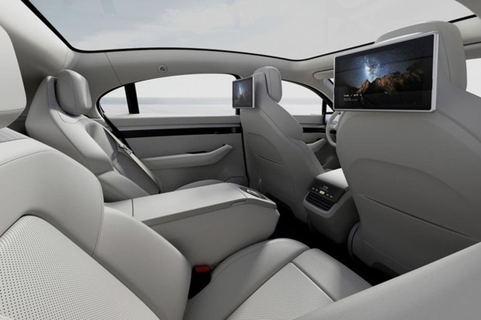 Cabine comporta cinco - assento traseiro central vira apoio e baú (Foto: Divulgação) — Foto: Auto Esporte