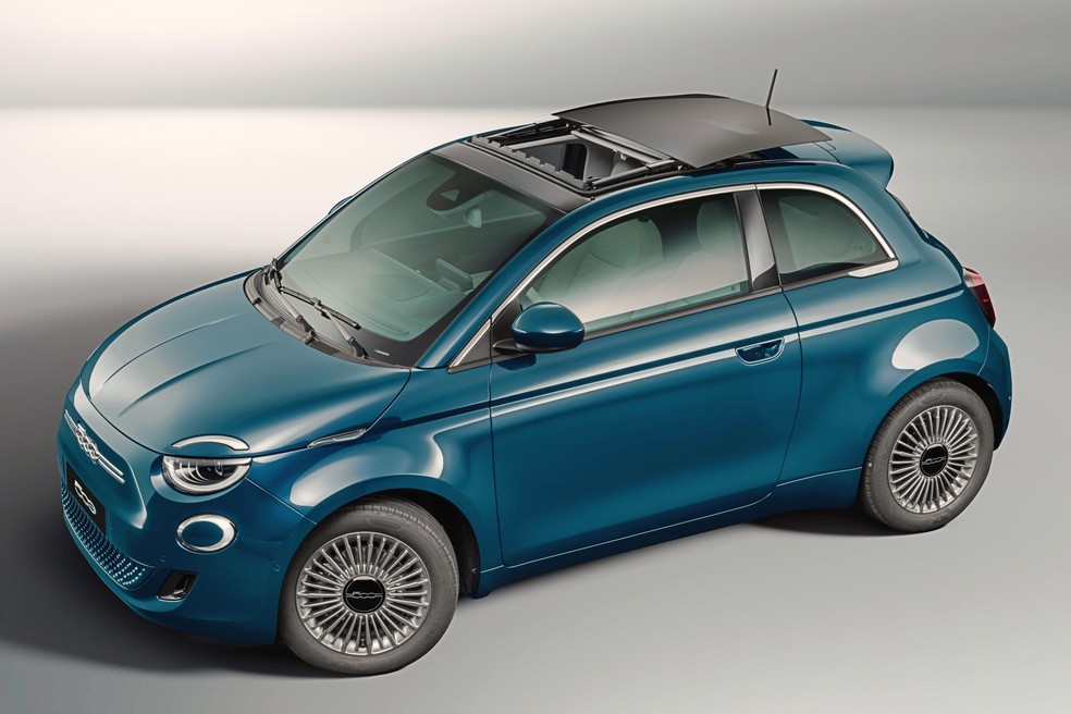 O Fiat 500e é vendido a partir de R$ 119.900 no Mercado Livre.  — Foto: Divulgação/Fiat