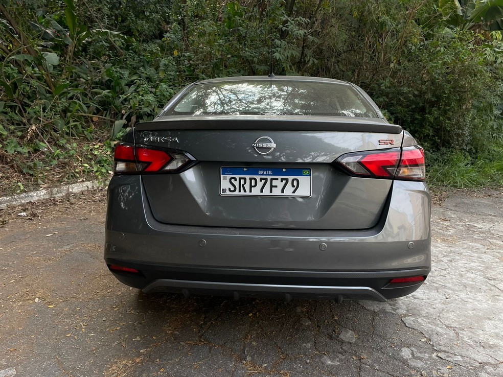Ficou claro que o sedã japonês entrega mais do que apenas acessórios estéticos. É o suficiente para sugerir a compra do Versa? — Foto: Cauê Lira/Auto News Brasil