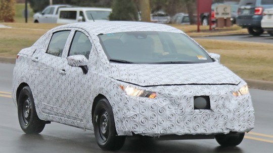 Flagra: Nissan Versa ficará mais refinado em nova geração para brigar com Prisma, Virtus e Cronos