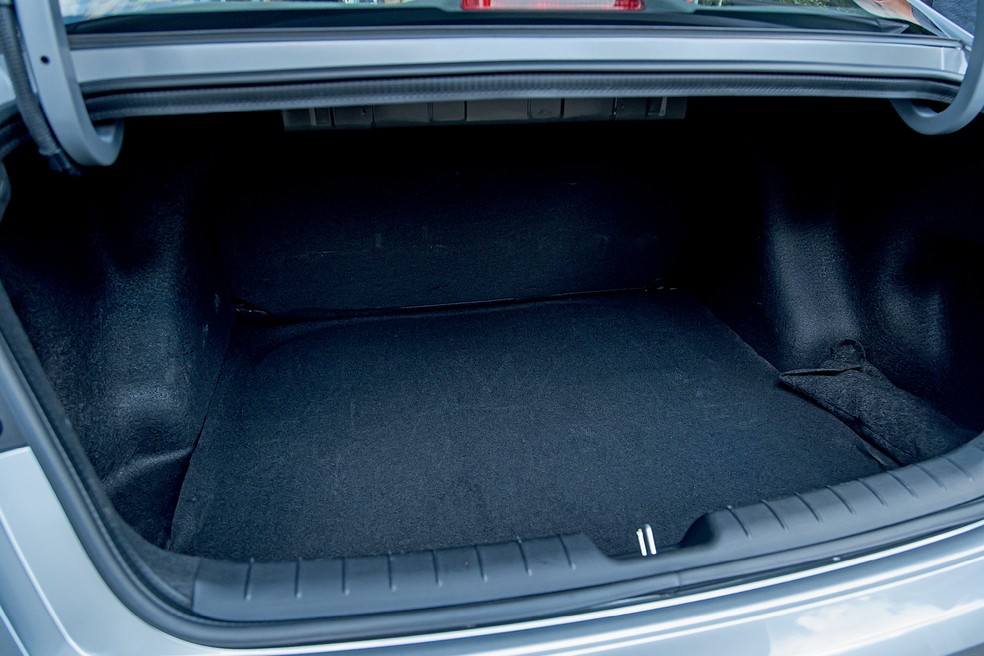 Entre-eixos curto do Hyundai HB20S Limited Plus é compensado pelo porta-malas de 475 litros — Foto: Renato Durães/Auto News Brasil