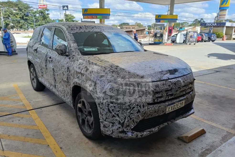 Renault Boreal foi flagrado recentemente ainda bastante camuflado — Foto: Reprodução