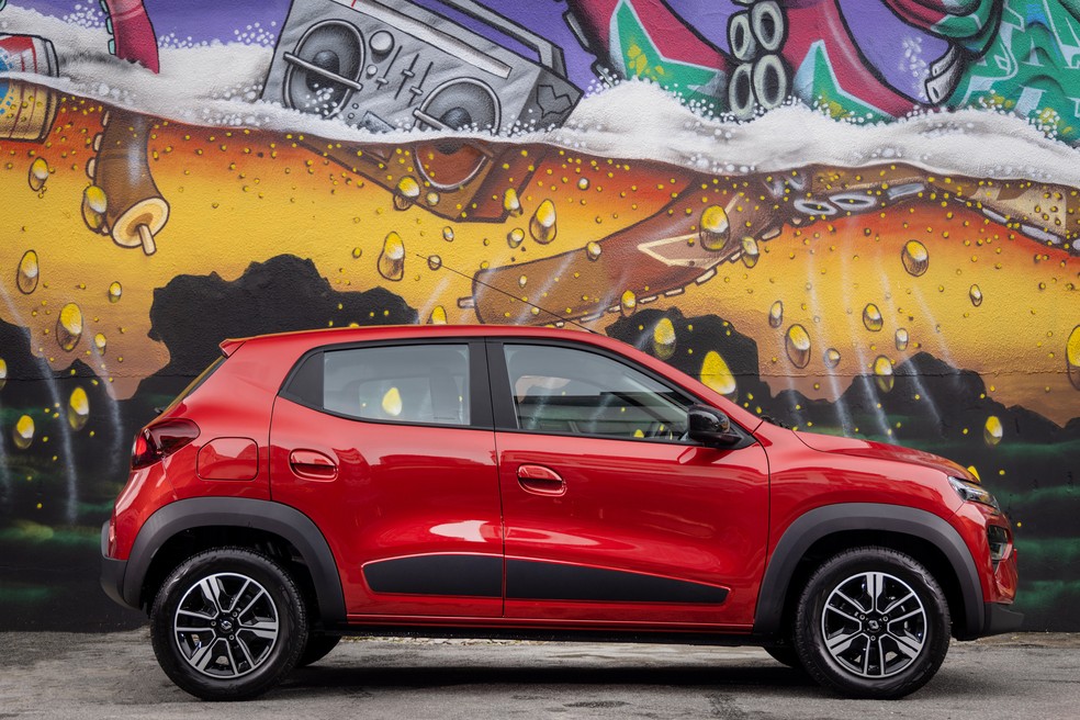 De lado, o Renault Kwid 2023 mudou pouco. De série, rodas de 14 polegadas de aço. — Foto: Divulgação