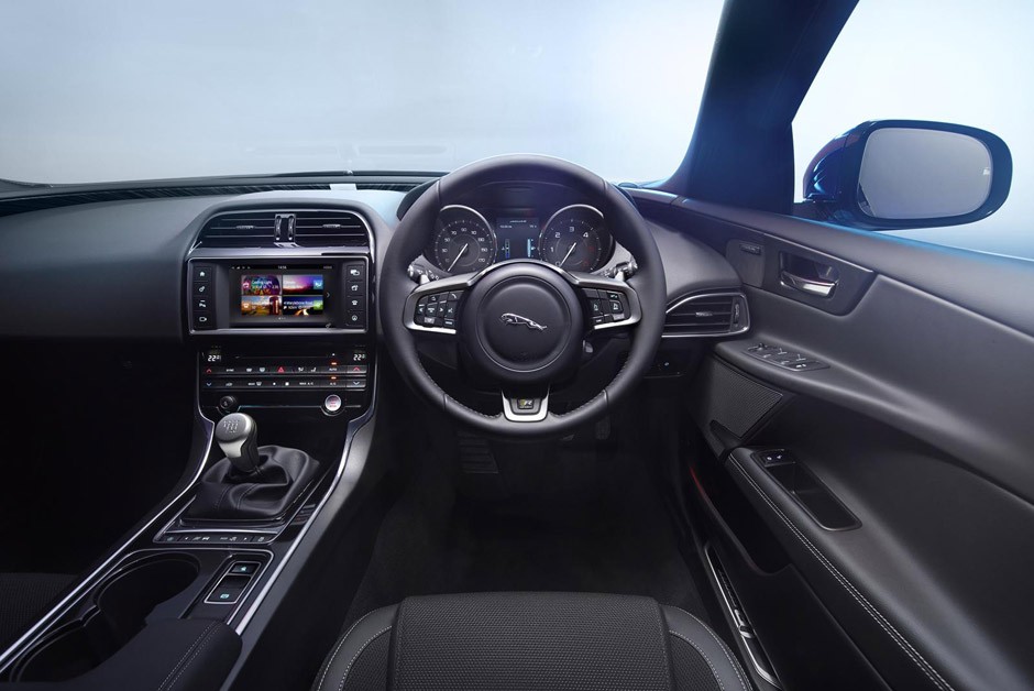 Jaguar XE 2015  