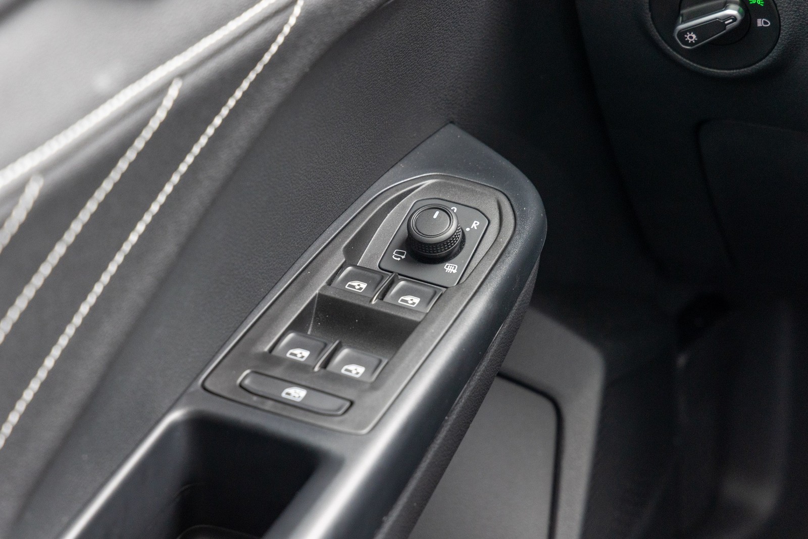 Volkswagen Taos Highline 2026 - Painel da porta — Foto: Renato Durães/Auto News Brasil