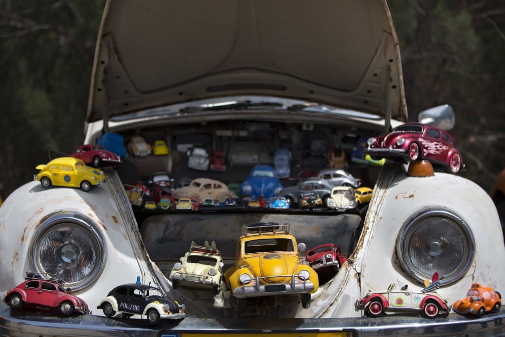 Fuscas em miniatura são vistos em evento feito em Israel, nesta sexta-feira (21) — Foto: AP Photo/Oded Balilty