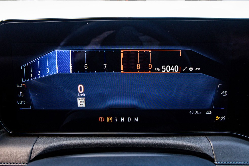 Modo "pista" mostra mais informações de desempenho no Ford Mustang Dark Horse  — Foto: Divulgação