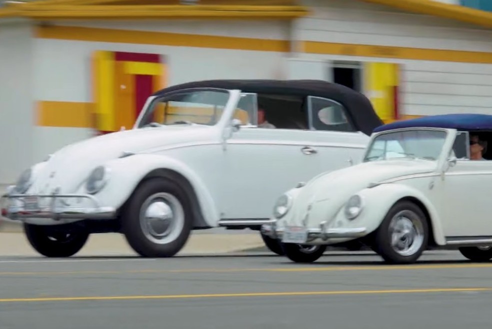Comparação entre o VW Fusca original e a sua versão "bombada" (Foto: Reprodução/YouTube) — Foto: Auto Esporte