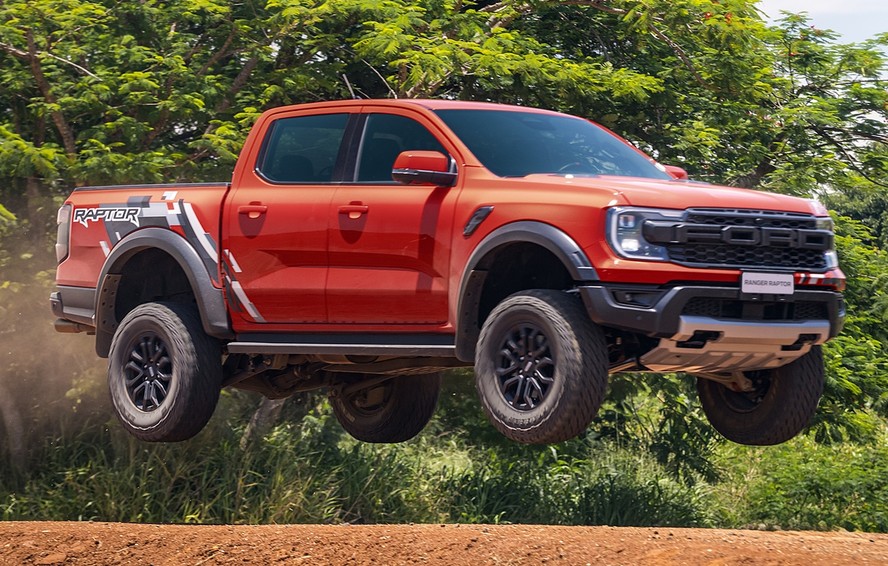 Ford Ranger Raptor 'voa' e entrega tudo que promete para justificar os R$  450 mil; teste