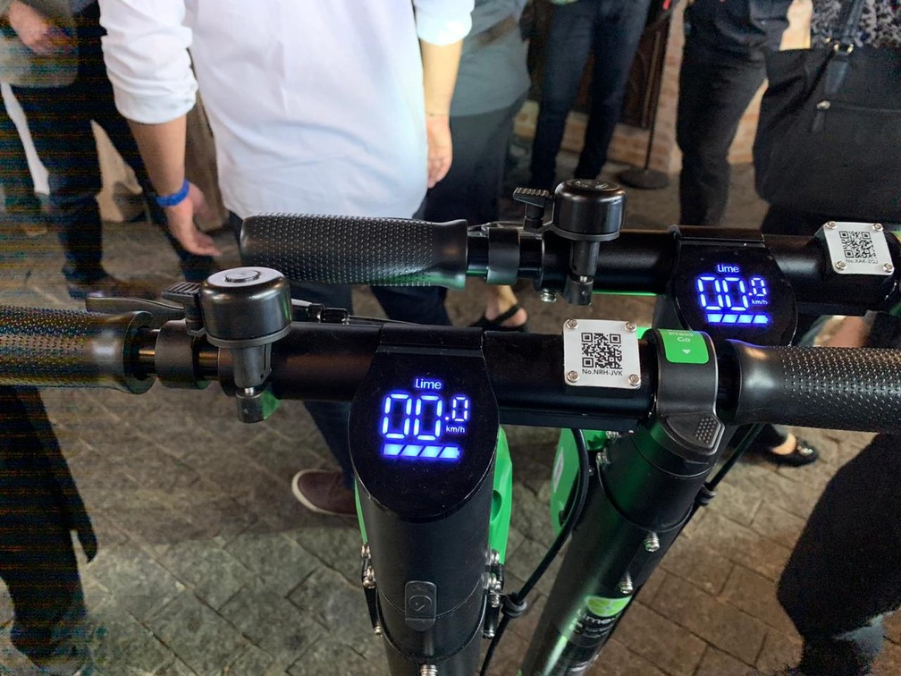 Patinetes da Lime têm visualizador de velocidade e nível de bateria. — Foto: Thiago Lavado/G1