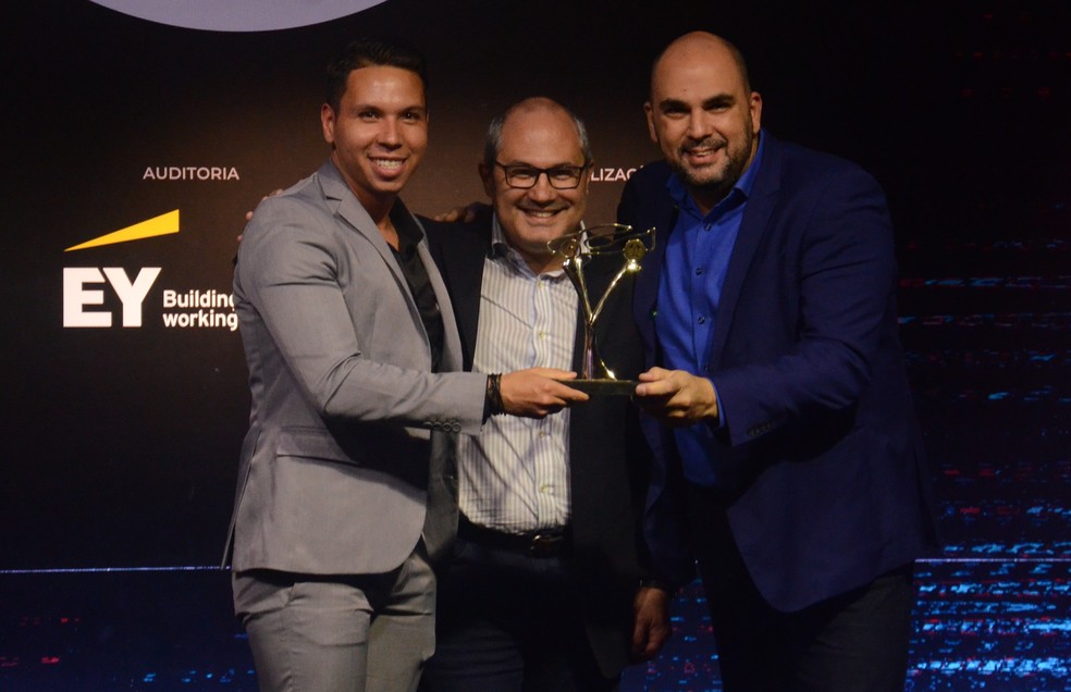 Cláudio Rawicz e Rafael Fiúza recebem o prêmio pelo Q5 híbrido  — Foto: Autoesporte