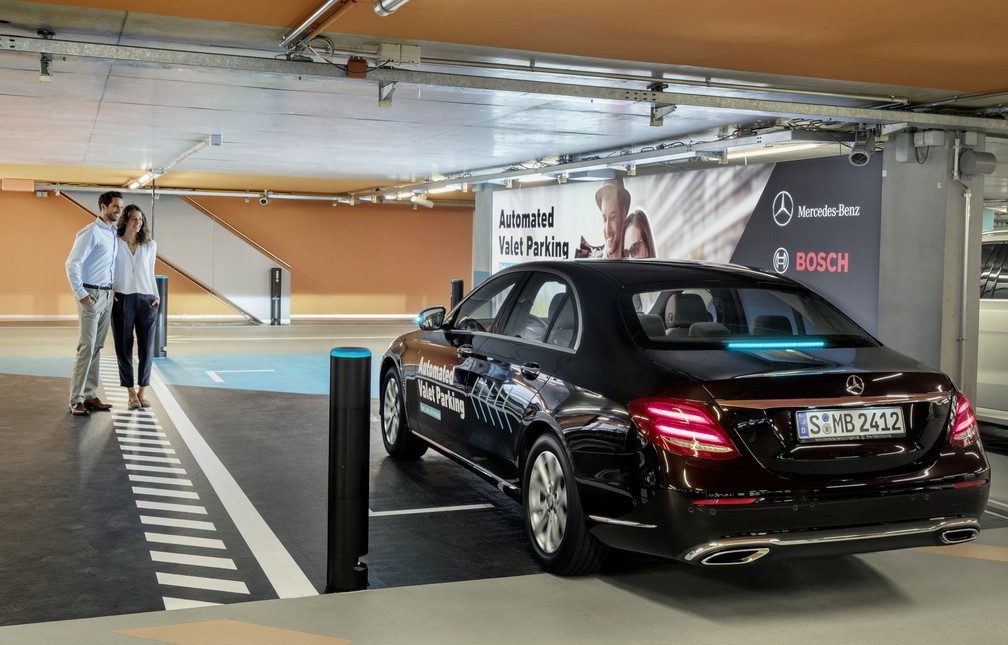Sistema de manobrista autônomo no estacionamento do museu da Mercedes, na Alemanha — Foto: Divulgação