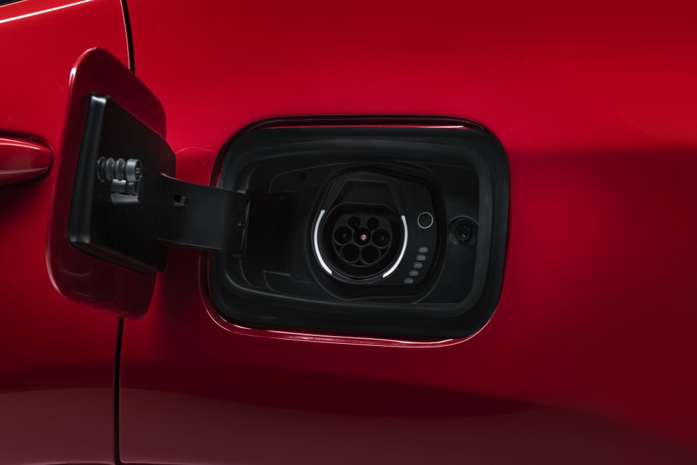 Por serem híbridos plug-in, os modelos fazem a recarga da bateria também pela tomada — Foto: Divulgação/Jeep