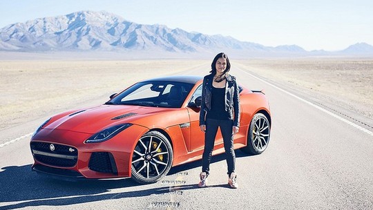 Vídeo: Michelle Rodriguez chega a 323 km/h no Jaguar F-Type SVR