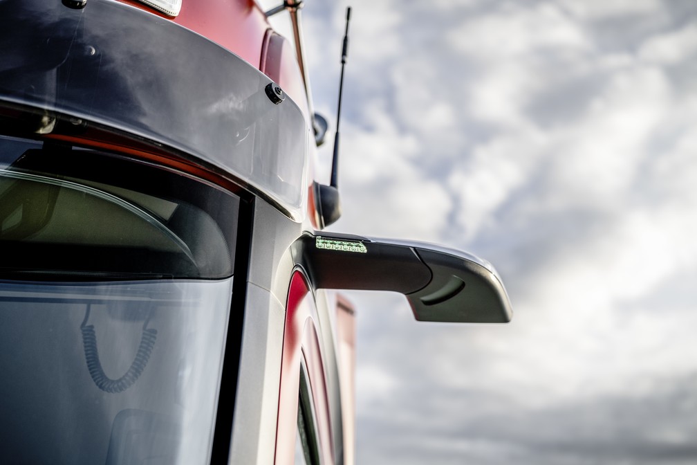Câmeras substituem espelho retrovisor no Mercedes-Benz Actros — Foto: Divulgação