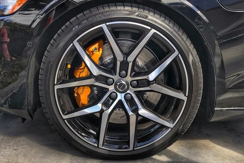 Rodas aro 20 da versão Polestar com freios Brembo (Foto: Diogo de Oliveira/Auto News Brasil) — Foto: Auto Esporte