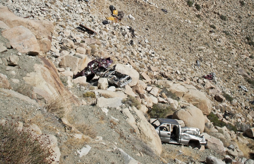 Durante a extensão da estrada de La Rumorosa têm vários carros destruídos que rolam pela ribanceira  — Foto: Getty Images 