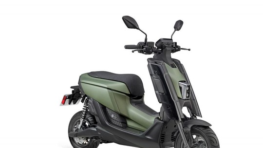 Novo scooter elétrico da Yamaha tem baterias que podem ser trocadas como pilhas