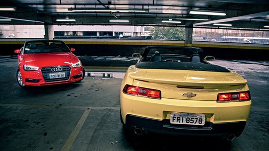 A3 Cabrio e Camaro conversível se encontram para uma voltinha na cidade