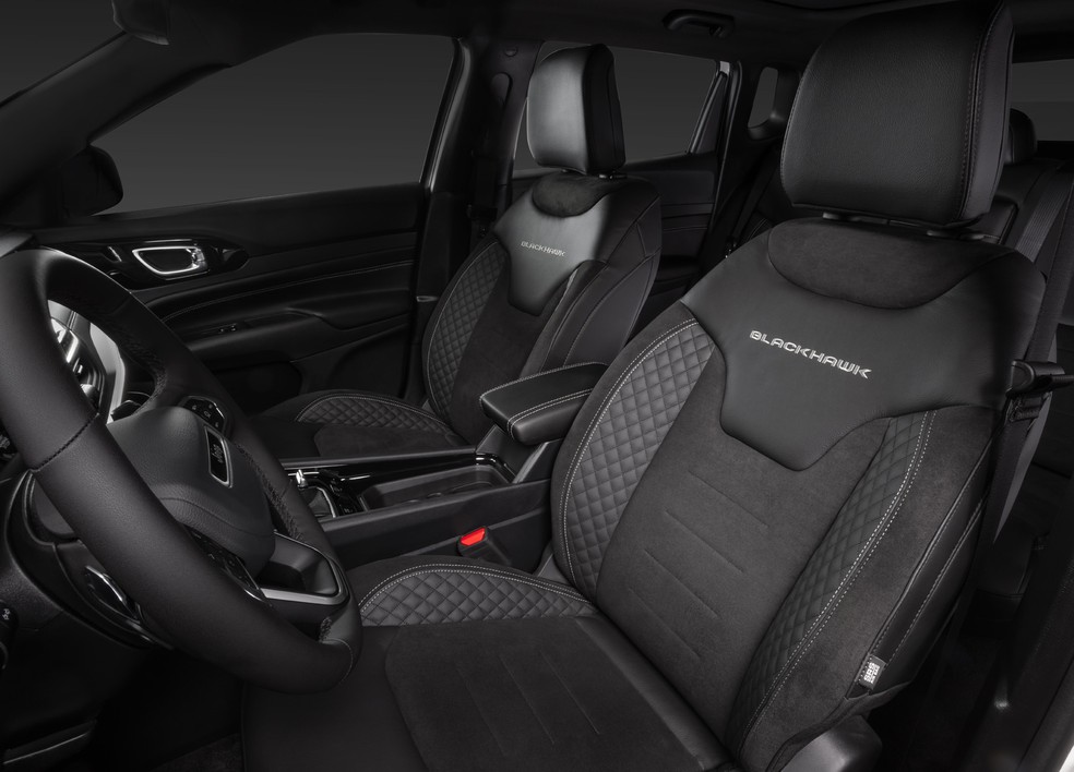 Bancos Jeep Compass Blackhawk têm ajustes elétricos e nome da versão bordado — Foto: Divulgação