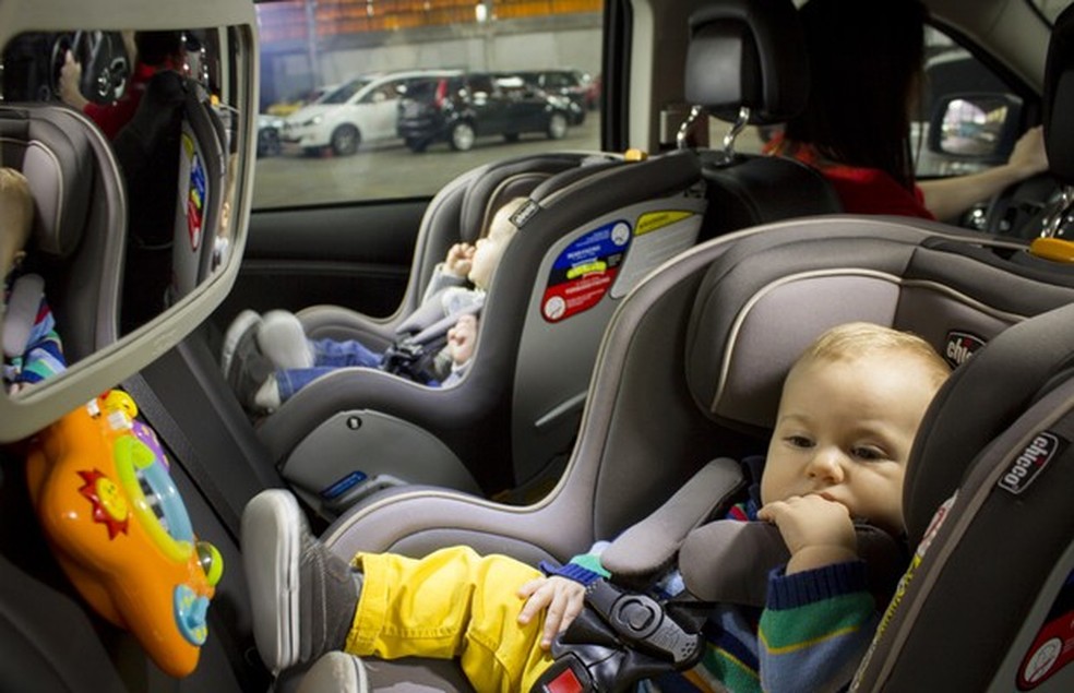 Daniele Chevalier, blogueira e mãe dos gêmeos Rafael e Gustavo de 9 meses, não dispensa o uso do espelho no banco traseiro  (Foto: Gustavo Maffei - Redação Auto News Brasil) — Foto: Auto Esporte