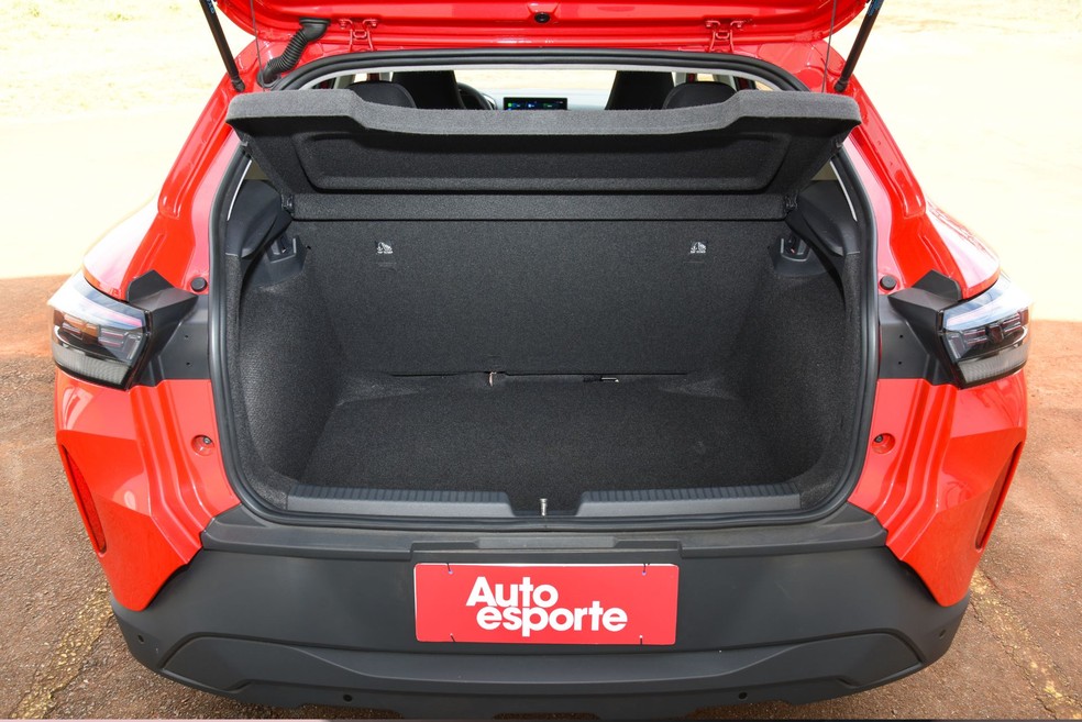 Porta-malas do Volkswagen Tera tem capacidade máxima de 350 litros, no padrão VDA — Foto: Murilo Goes/Auto News Brasil