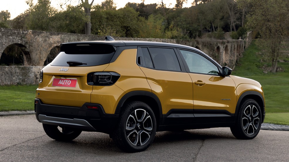 Avenger tem elementos visuais característicos da Jeep, como as menções à letra X — Foto: Divulgação