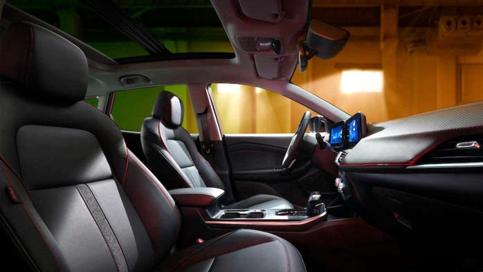 Interior Chevrolet Tracker RS tem costuras em vermelho nos bancos e detalhe na mesma cor no painel  — Foto: Divulgação