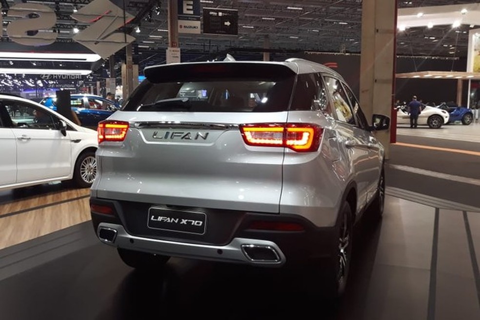 X70 tem porte de médio e toques como lanternas de LEDs (Foto: Maria Clara Dias/Auto News Brasil) — Foto: Auto Esporte