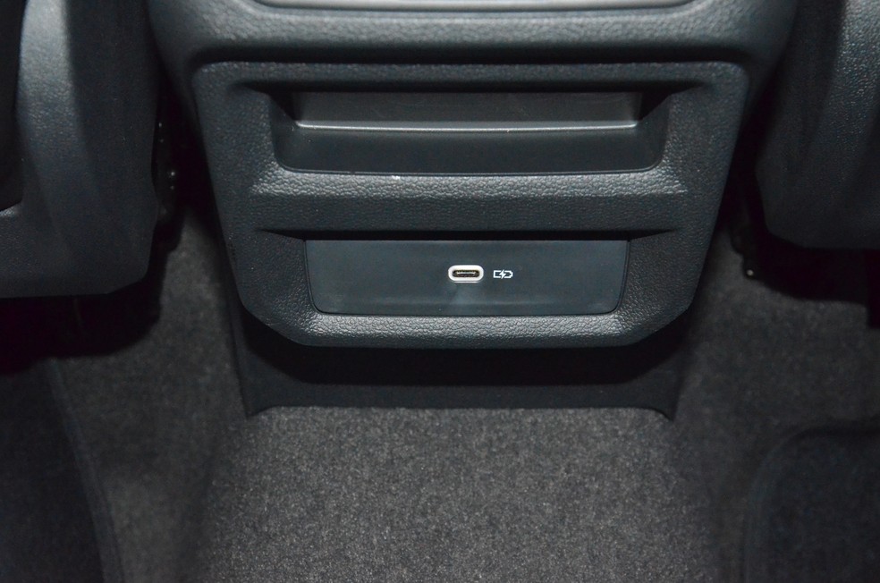 No banco traseiro há uma saída USB-C — Foto: André Schaun 
