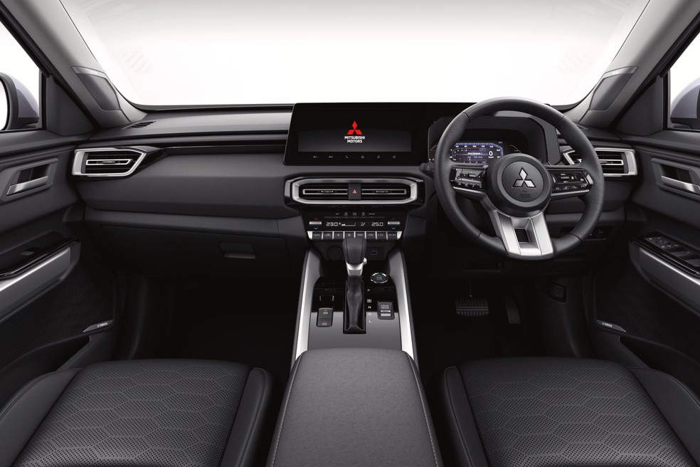 Mitsubishi Destinator tem painel com multimídia e quadro de instrumentos na mesma moldura — Foto: Divulgação