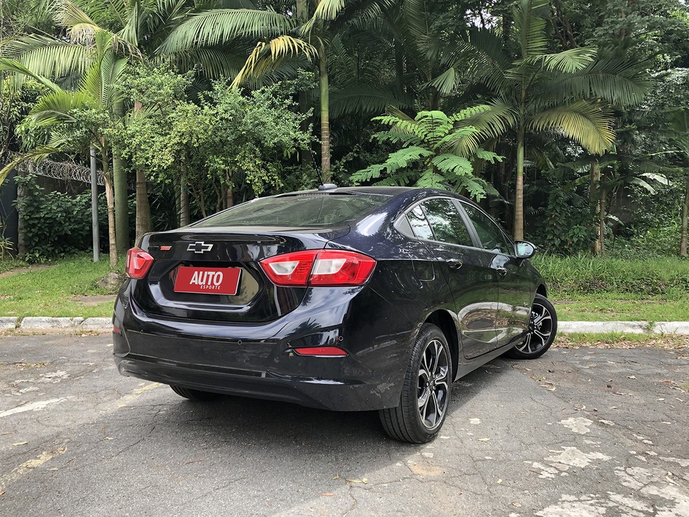 A gravata da Chevrolet foi pintada de preto na versão Midnight — Foto: Cauê Lira