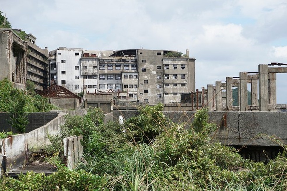 Blocos de apartamento e prédios da administração foram tomados pelo mato (Foto: Wikicommons/Reprodução) — Foto: Auto Esporte