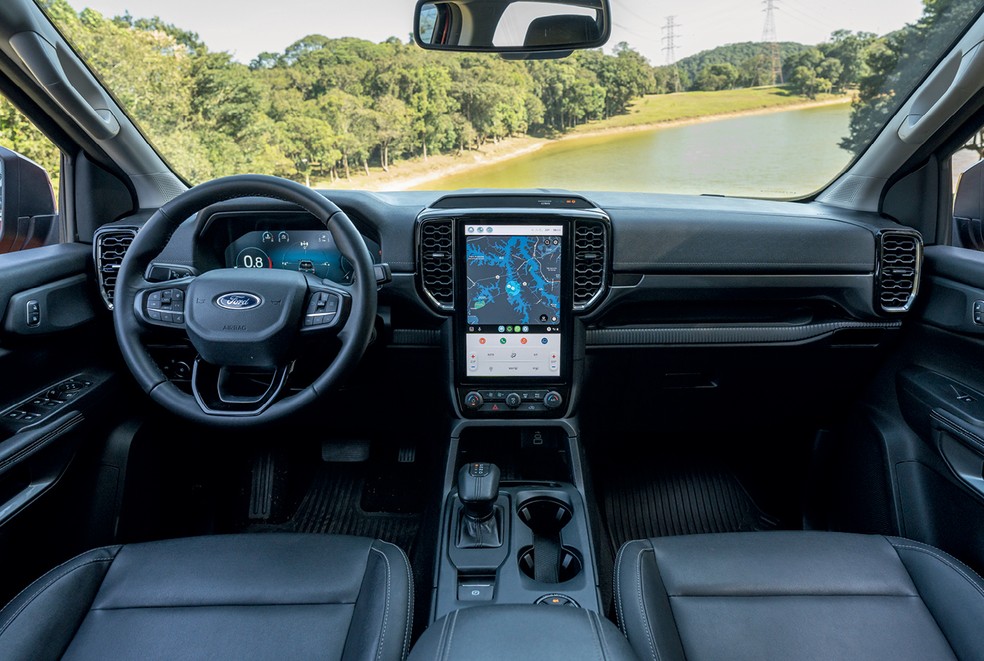 Central multimídia da Ford Ranger tem 10 polegadas e é disposta na vertical  — Foto: Bruno Guerreiro/Autoesporte