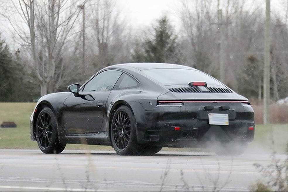 Novo Porsche 911 flagrado em testes (Foto: Automedia) — Foto: Auto Esporte