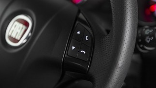 Volante multifuncional com regulagens de áudio
