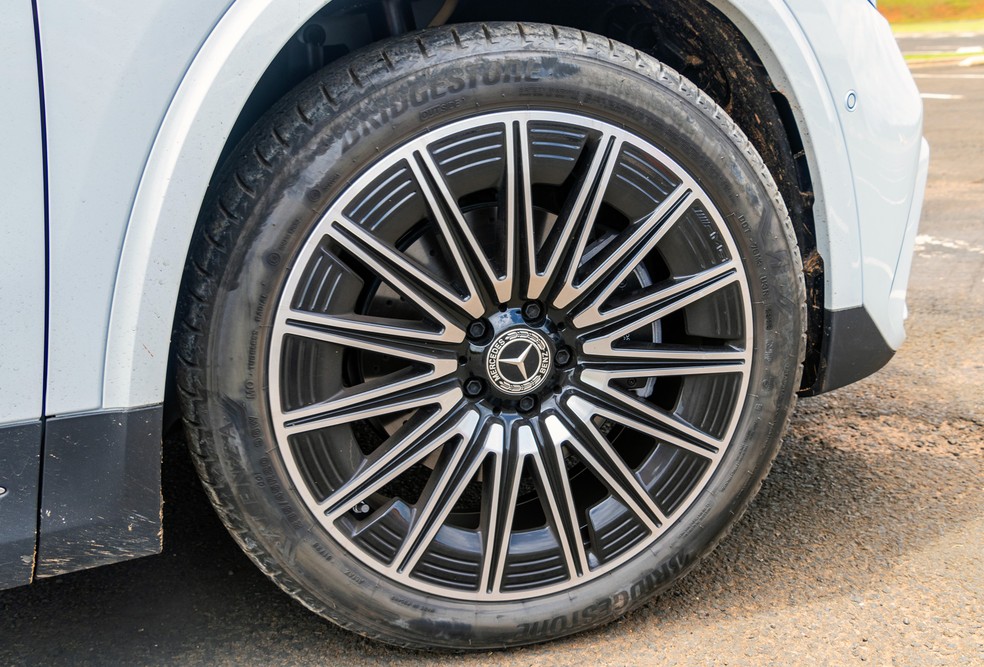 Rodas de 20 polegadas são de série na versão 200 AMG Line do Mercedes GLA — Foto: André Paixão/Auto News Brasil